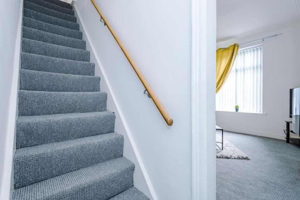 Long Term Offers Message For Prices Sleeps 6 Adults, Contractors, Relocators, Travellers Villa Halifax Eksteriør billede