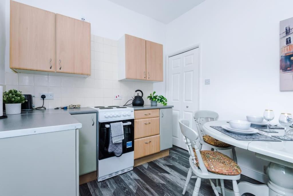 Long Term Offers Message For Prices Sleeps 6 Adults, Contractors, Relocators, Travellers Villa Halifax Eksteriør billede