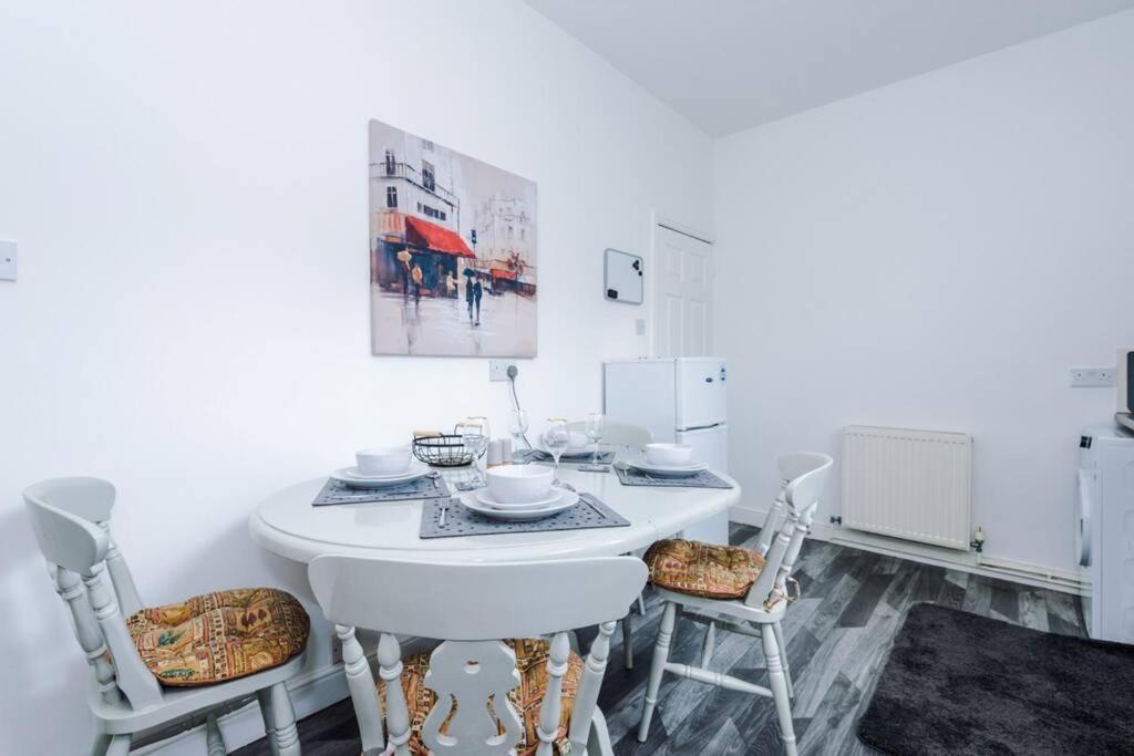 Long Term Offers Message For Prices Sleeps 6 Adults, Contractors, Relocators, Travellers Villa Halifax Eksteriør billede