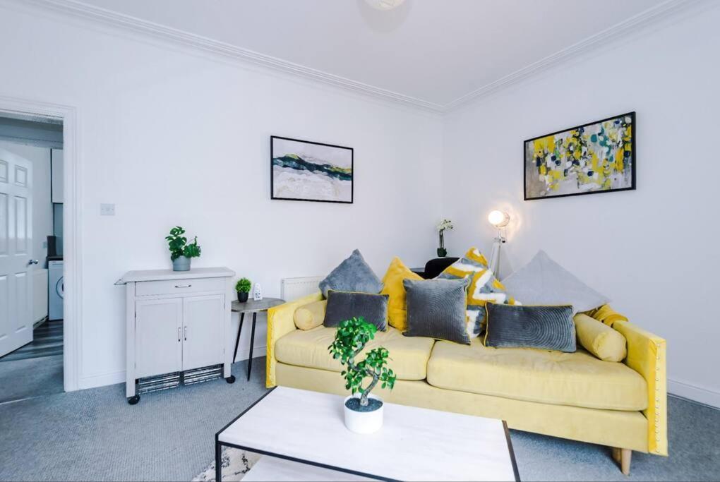 Long Term Offers Message For Prices Sleeps 6 Adults, Contractors, Relocators, Travellers Villa Halifax Eksteriør billede