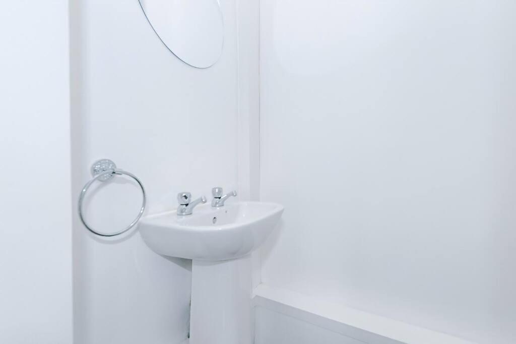 Long Term Offers Message For Prices Sleeps 6 Adults, Contractors, Relocators, Travellers Villa Halifax Eksteriør billede